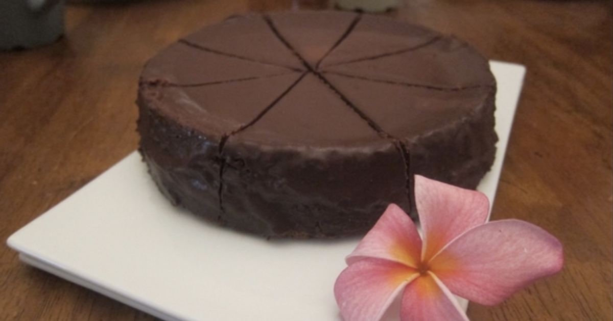 濃情巧克力蛋糕    表面覆蓋一層光可鑑人的巧克力淋醬(Ganache)