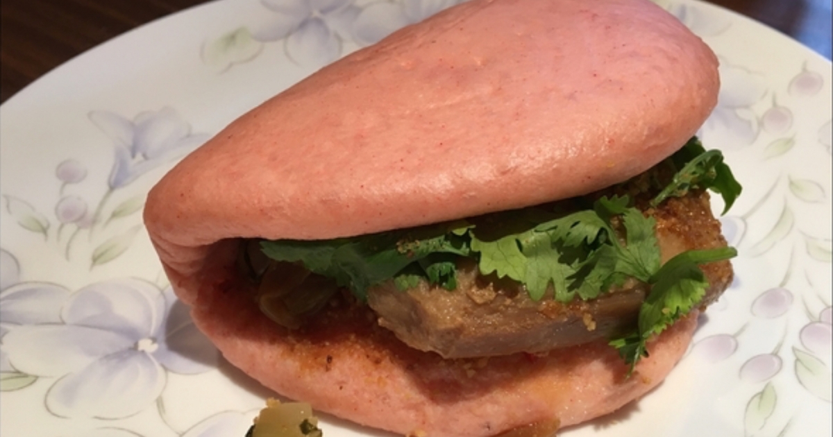 紅麴刈包 (割包‧虎咬豬·台版漢堡)Taiwanese  hamburger ; steamed  bun