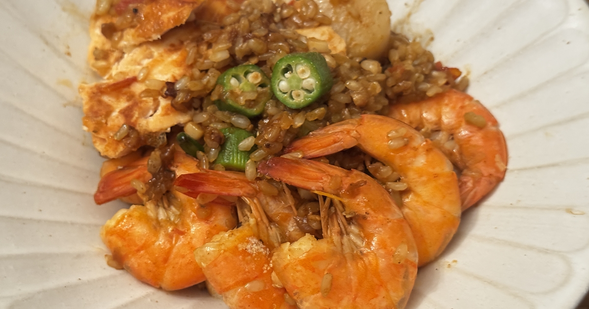 用糙米製作的美味西班牙海鮮燉飯  米飯充分吸收了海鮮和高湯的鮮味，以及香料和蔬菜的香甜，鮮美無比！